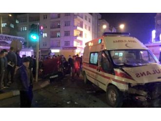 Ambulansla otomobil çarpıştı: 1 ölü