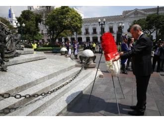 Kahramanlar Anıtı’na çelenk bıraktı