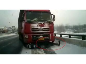 Kamyonun altında metrelerce sürüklendi