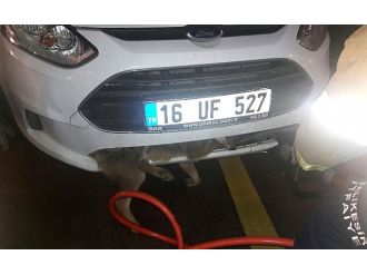 Araca tilki sıkıştı