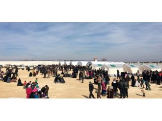 Binlerce Suriyeli sınırda