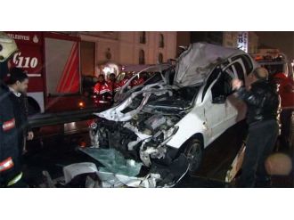 Otomobil TIR’ın altına girdi: 3 yaralı!