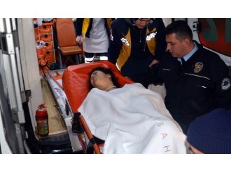 Annesini 6 yerinden bıçakladı !