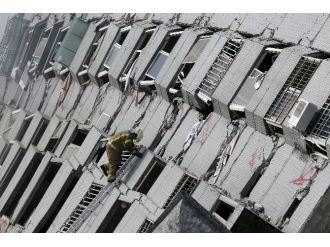 Depremde bina çöktü: 7 ölü