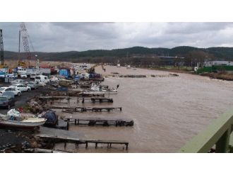 Beykoz’da dere taştı: 3  tekne battı