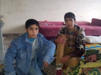 Ekmek almak için yataklarını sattılar