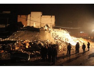 Suriyelilerin kaldığı bina çöktü