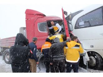 Otobüs TIR’a çarptı: 1 ölü, 33 yaralı