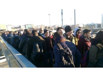 Metrobüs durakları doldu taştı