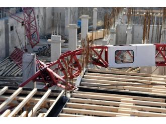 İzmir’de vinç devrildi: 1 ölü