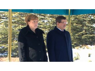 Angela Merkel törenle karşılandı