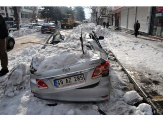 Çatıdan düşen kar kütlesi 1 kişiyi öldürdü