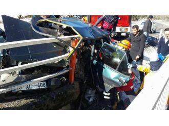 Bariyerler otomobile ok gibi saplandı: 4 yaralı