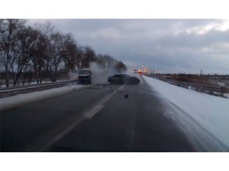 Kaygan yolda feci çarpışma !