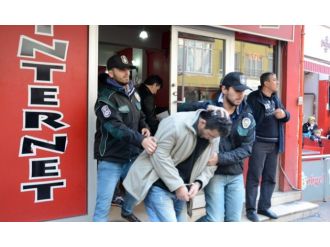 Uyuşturucu satan şahıs öğrencilerin arasında yakalandı