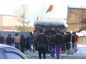 Hakkarili gençler askerlik için kuyrukta