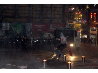 Beyoğlu’nda korsan gösteriye polis müdahalesi