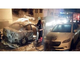 Başkent’te park halindeki 2 araç yandı