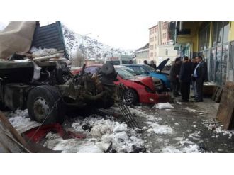 TIR ortalığı savaş alanına çevirdi: 3 ölü, 2 yaralı