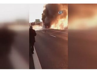 Seyir halindeki TIR alev topuna döndü