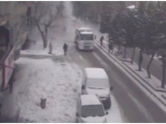 Kar kütlesi can aldı ! İşte o anlar