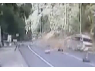 Tayland’da inanılmaz olay: Karayoluna ağaç düştü !