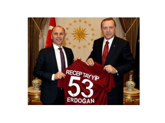 Başkan Usta’dan Erdoğan’a Trabzonspor forması