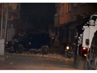 Polis aracına roketatarlı saldırı: 2 yaralı