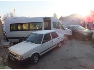 AK Partili gençleri taşıyan araç kaza yaptı: 3 yaralı