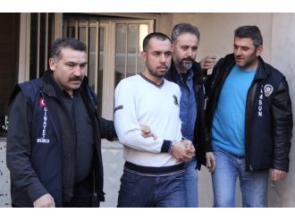 Büfeciyi öldürüp birahanede içki içerken yakalandı