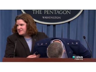 Amerikalı tümgeneral basın toplantısında bayıldı