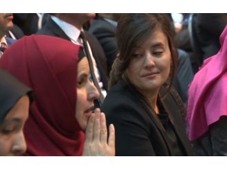 Davutoğlu’nun konuşmasını arkadaşına işaret diliyle aktardı