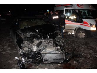 Zırhlı polis aracıyla otomobil çarpıştı: 6 yaralı