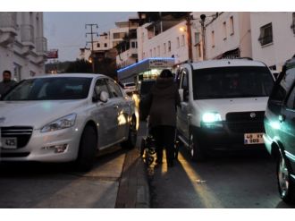 Kaldırımlar da araç işgali altında olunca !