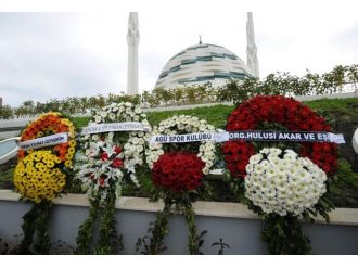 Çelenkler içeri giremedi