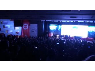 DİSK’i protesto edenler dışarı atıldı