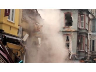 Binanın kısmen çöktüğü an böyle görüntülendi