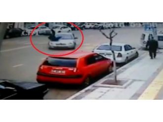Otomobilin çarptığı yaşlı adam havada takla attı!