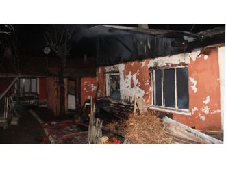 Ağzında sigarayla uyudu, 3 ev kül oldu!