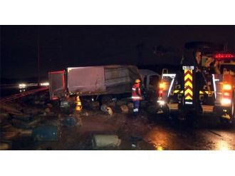 Bariyerlere çarparak havalanan kamyonet otomobilin üstüne düştü!