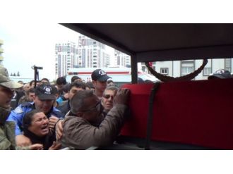 Şehidin annesi oğlunun fotoğrafına, babası tabutuna sarılarak ağladı