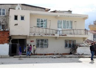 Otomobil, kamyonet ve evin balkonuna çarptı: 3 ölü