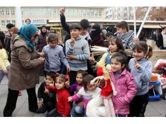 Rusta’ya parçalanmış bebeklerle protesto