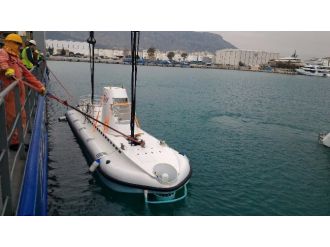 Türkiye’nin ilk turistik denizaltısı denize indirildi