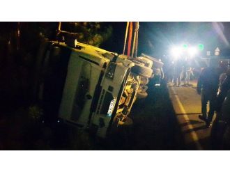 Kaza yerindeki vinç trafiği felç etti