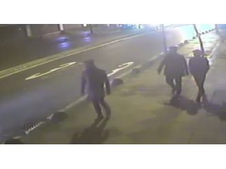 Gençleri gasp eden şahıslar kamerada