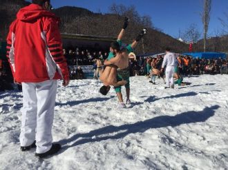Kar üstünde güreş tuttular