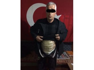 Vücuduna sardığı eroinle yakalandı