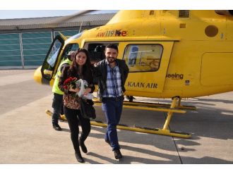 Kız arkadaşına helikoterde evlenme teklifi etti