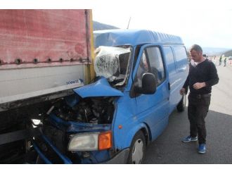 Sürücü uyuyunca minibüs TIR’ın altına girdi